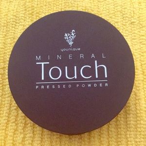 Younique Mineral Pressed Powder in Cypress